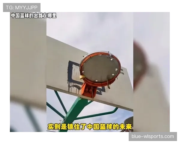 篮球比赛中，球卡在篮筐上的规则是什么？怎么判定与处理？